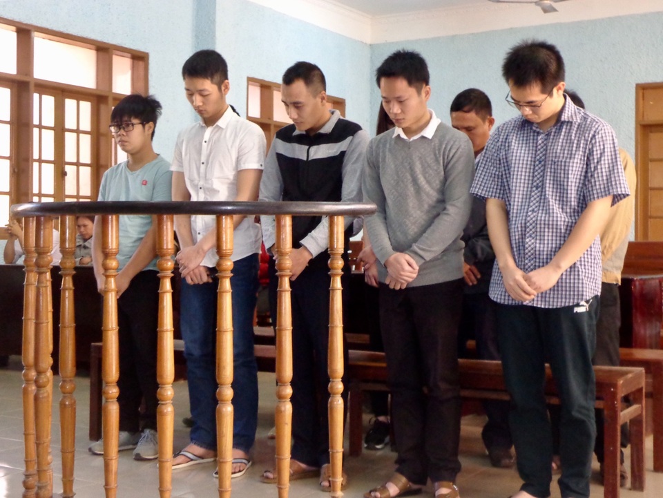 Xét xử đường dây làm bằng cấp giả giao dịch qua mạng trót lọt suốt hơn 2 năm - 1 Các bị cáo trước vành móng ngựa