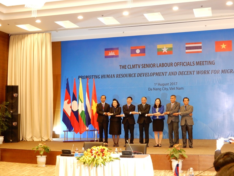 Phát triển nguồn lực và việc làm cho người lao động di cư - 2 Các đại biểu chụp ảnh lưu niệm