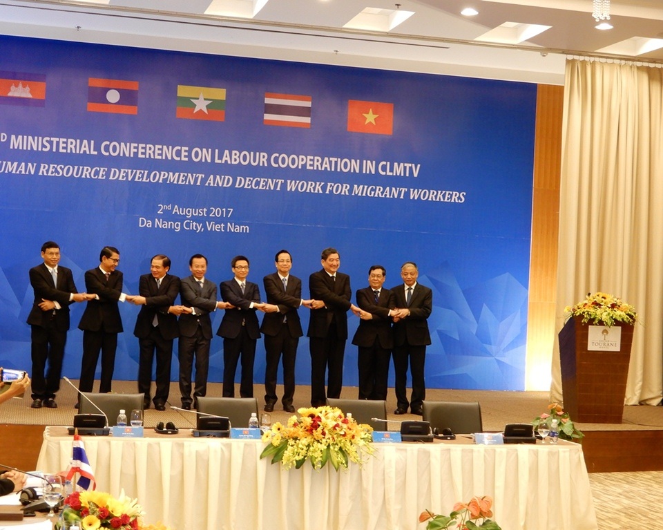 Phó Thủ tướng: Giải quyết tốt vấn đề di cư chống bóc lột, buôn bán người - 2 Phó Thủ tướng Vũ Đức Đam chụp ảnh lưu niệm cùng các đại biểu tham dự hội nghị