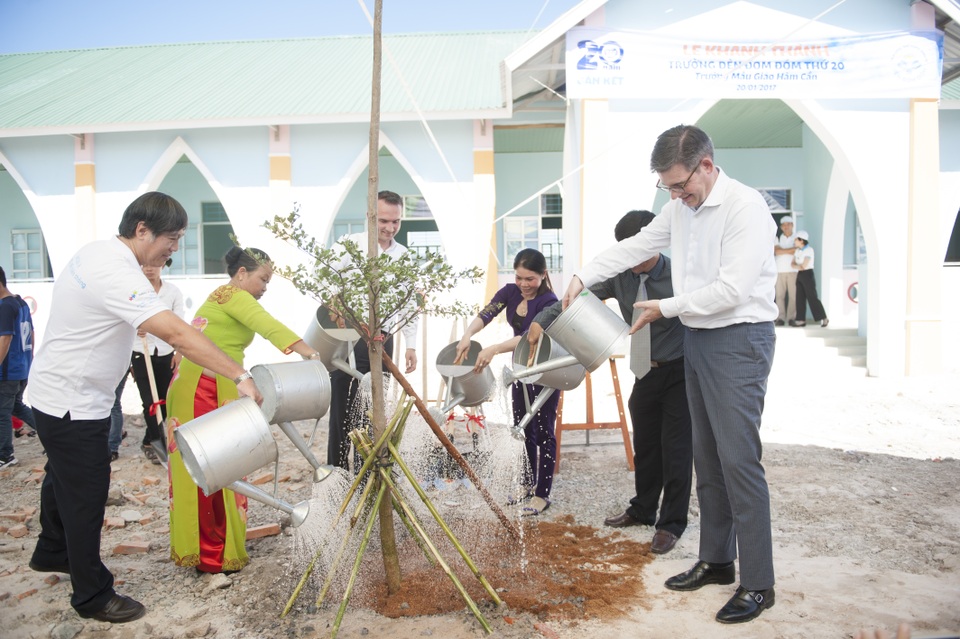 Trường mẫu giáo Hàm Cần là thành quả của chương trình “1 hộp sữa, 1 viên gạch” do nhãn hàng Cô Gái Hà Lan khởi xướng, mang đến không gian học tập, vui chơi tốt hơn cho các em học sinh.