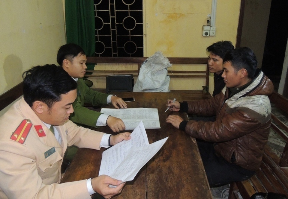 Tàu chế bộ phận giảm thanh để... hút cát trộm - 1
Các đối tượng tại cơ quan Công an