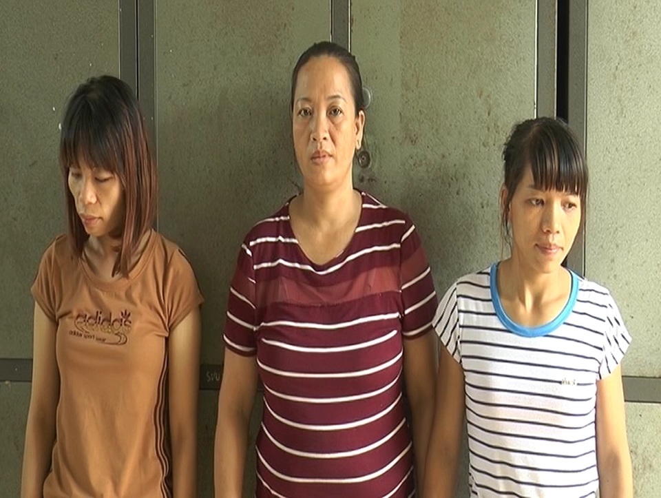 Triệt phá đường dây đánh bạc hình thức lô đề do nữ quái cầm đầu - 1
Các đối tượng tại cơ quan công an