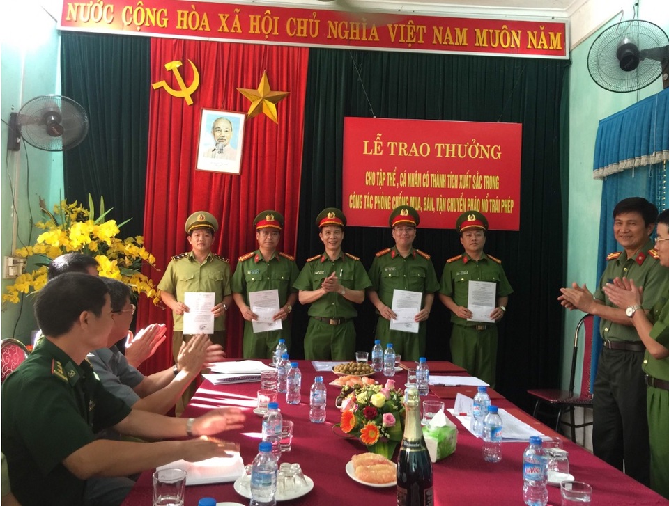 Trao thưởng vụ bắt giữ xe ô tô tải vận chuyển gần 7 tạ pháo nổ trái phép - 2
Các đơn vị tham gia bắt gần 7 tạ pháo nổ nhận trao thưởng