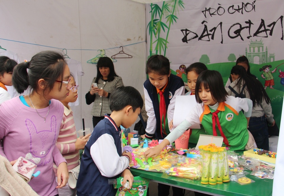 Học sinh quyên góp hơn 423 triệu đồng ủng hộ đến những hoàn cảnh khó khăn - 2
Cơ hội cho các con học sinh tự tin thể hiện khả năng quản lý tài chính của mình