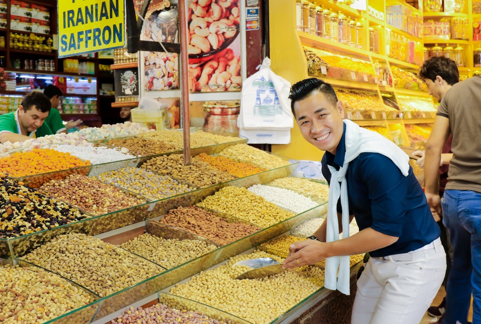MC Nguyên Khang chia sẻ hành trình khám phá sự kỳ diệu ở Thổ Nhĩ Kỳ - 2 Nam MC khám phá khu chợ bán đồ ẩm thực ở Thổ Nhĩ Kỳ.