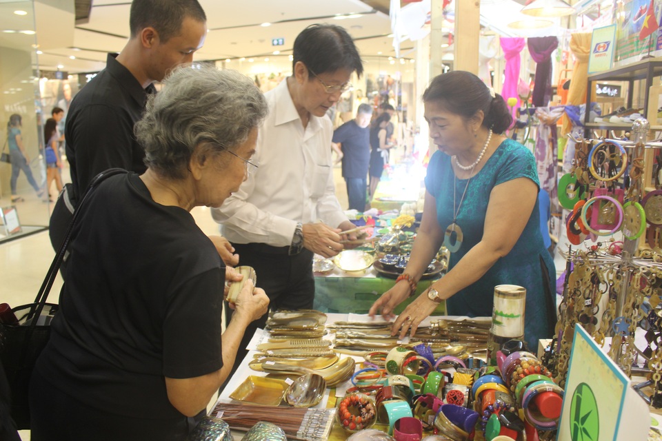 Nông dân Việt kiếm tiền tỷ từ gỗ vụn, vỏ dừa, vỏ trứng - 4
Những sản phẩm thủ công mỹ nghệ được làm từ sừng trâu, tre nứa,... cũng rất được người tiêu dùng Thái Lan quan tâm. (Ảnh: Hồng Vân)