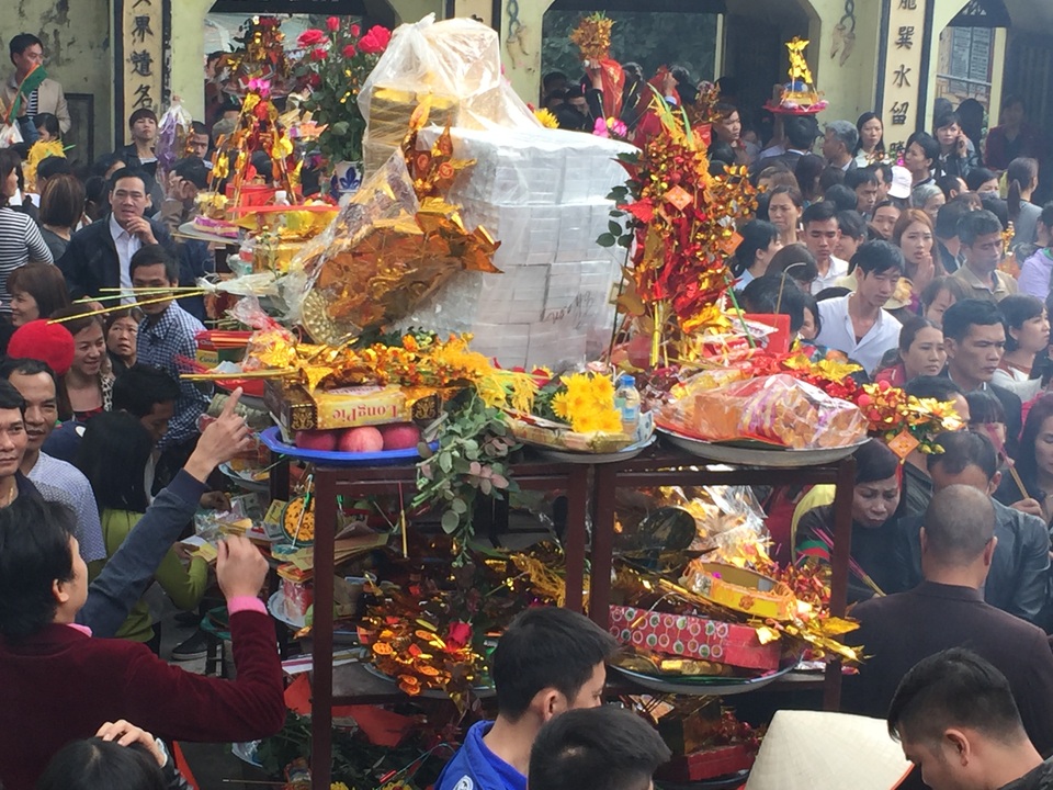 Hàng vạn người chen chân "vay tiền" ở Đền Bà Chúa Kho - 3
Biển người đông nghịt từ ngoài vào trong Đền Bà Chúa Kho.