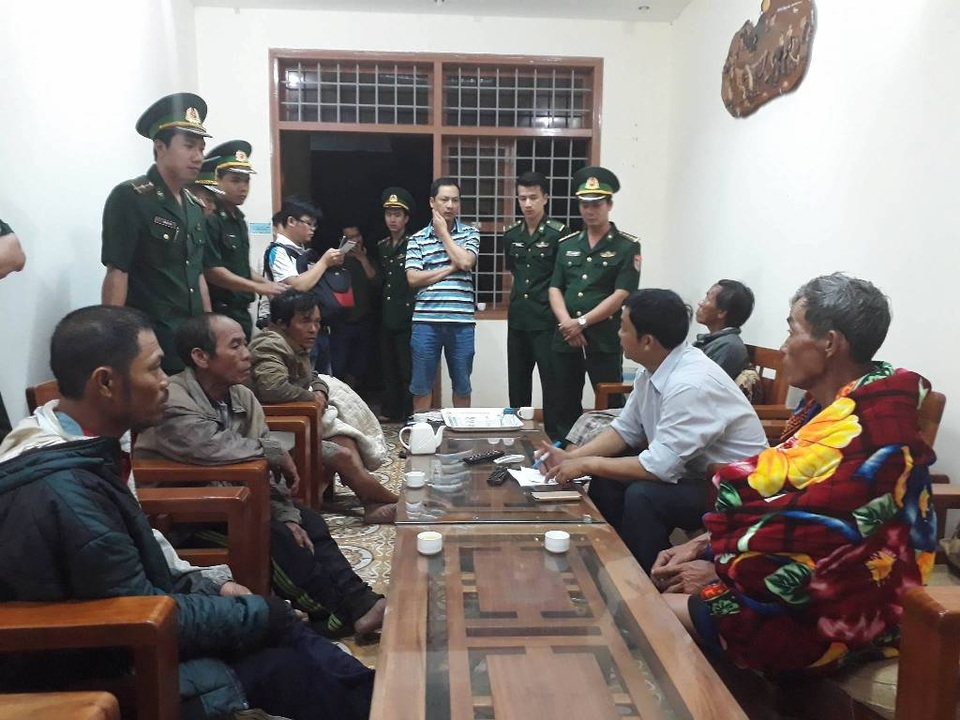 Các ngư dân được đưa vào bờ an toàn