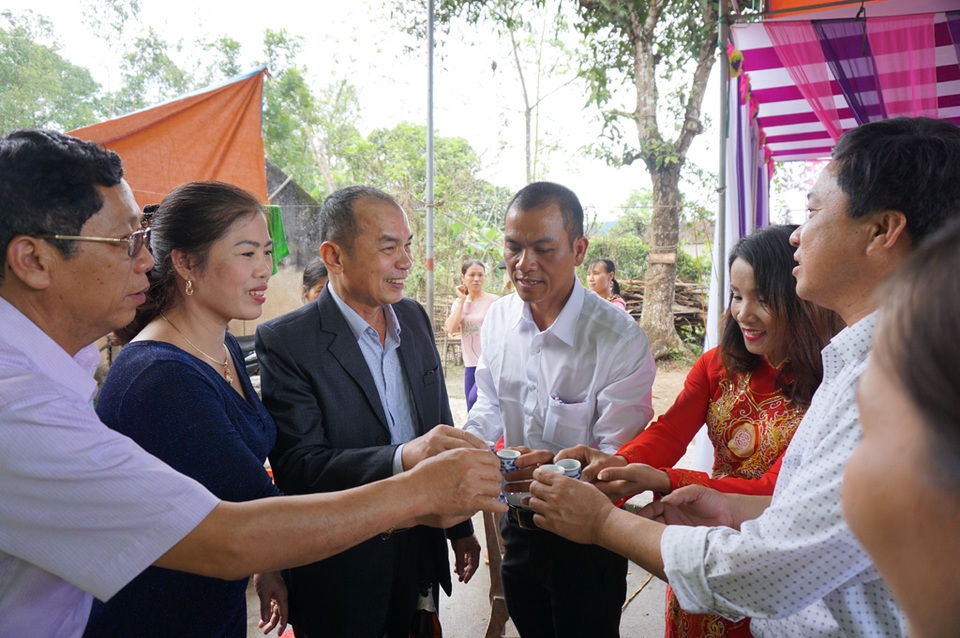 Các cán bộ quản giáo cũ đến chúc mừng Thế trong ngày cưới.