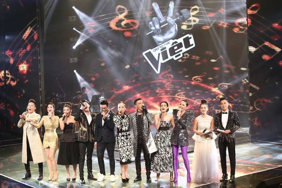 Nguyên Khang và Quỳnh Chi (đầu tiên và thứ 2 từ phải qua trái) là 2 MC của đêm Chung kết.