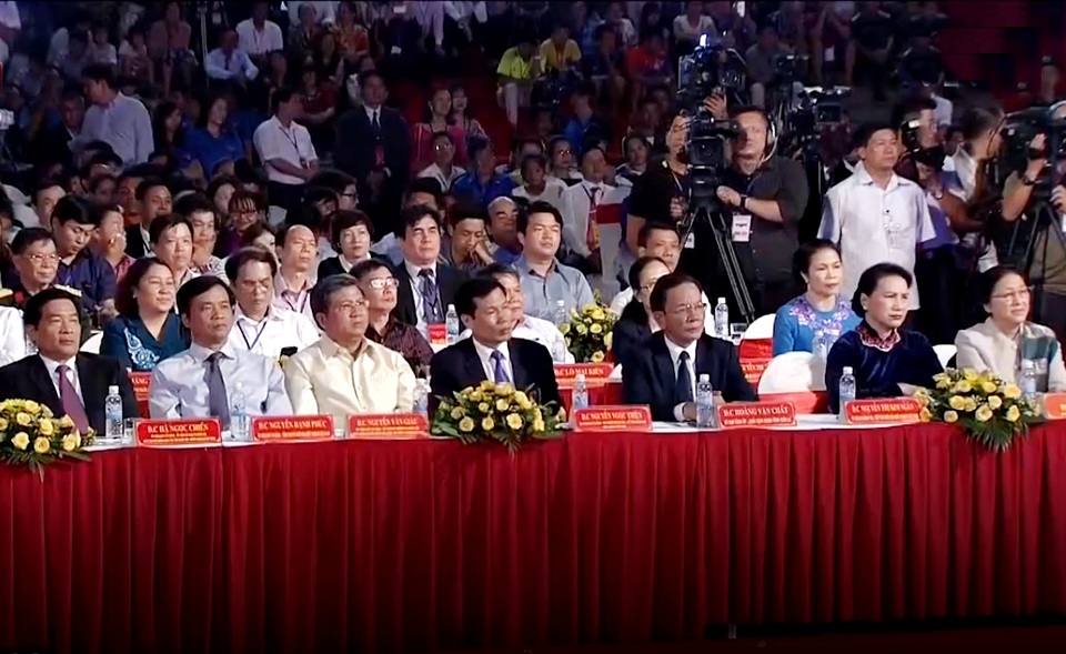 Các vị đại biểu tham dự lễ khai mạc “Ngày hội giao lưu Văn hóa, Thể thao và Du lịch vùng biên giới Việt Nam-Lào”.