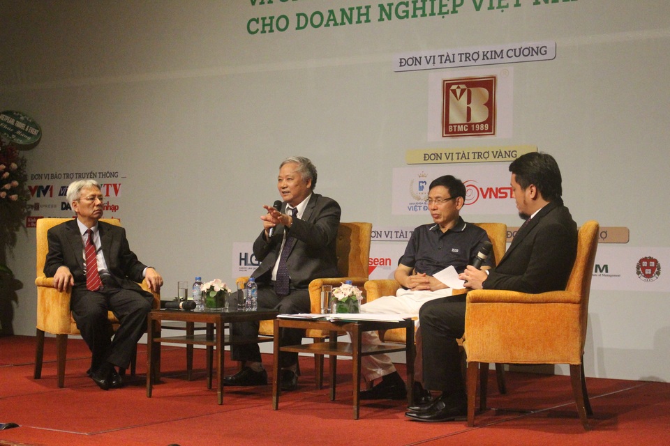 Doanh nghiệp Việt không nên sợ cách mạng công nghiệp 4.0 - 2
Các chuyên gia thảo luận và cho rằng DN Việt nên xây dựng và mở rộng thị trường, phát triển đầu tư cho một thương hiệu thực sự mạnh, không nên dàn trải. (Ảnh: Hồng Vân)