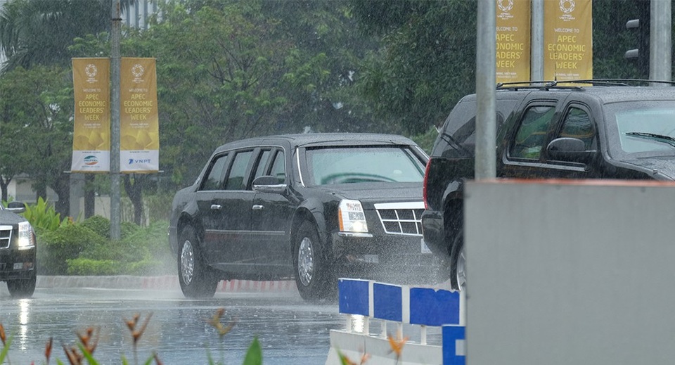 2 siêu xe "Quái thú" của Tổng thống Trump lăn bánh trên đường phố Đà Nẵng - 4
Và trong các chuyến công du của tổng thống Mỹ, hai siêu xe Cadillac One thường đi cùng nhau để đảm bảo không ai bên ngoài biết tổng thống đang ngồi trên xe nào.
