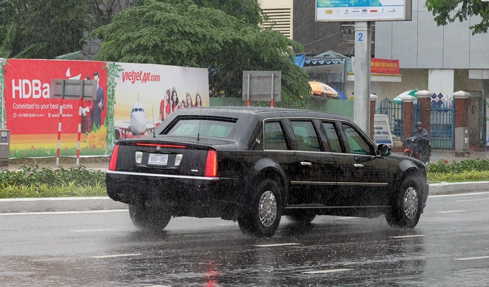 2 siêu xe "Quái thú" của Tổng thống Trump lăn bánh trên đường phố Đà Nẵng - 5
Chiếc limousine “khủng” chống bom đạn do hãng General Motors chế tạo, với lớp vỏ sắt dày.