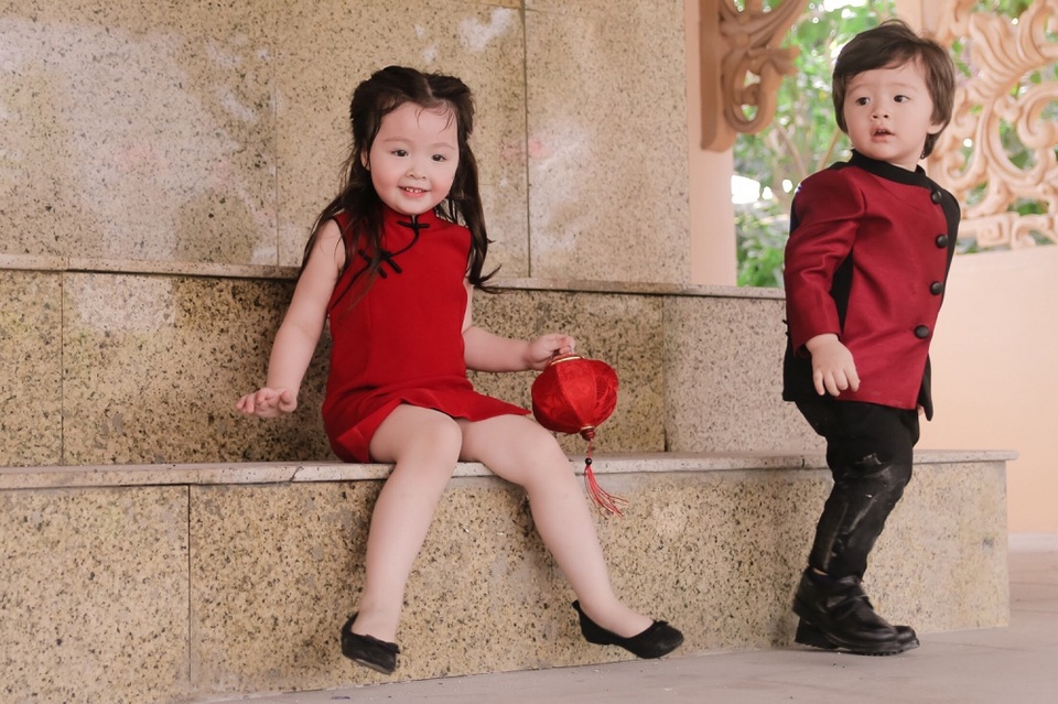 Đôi "thiên thần nhí" đáng yêu trong bộ ảnh Trung thu - 1 Hai chị em Cadie Mộc Trà và Alfie Túc Mạch.