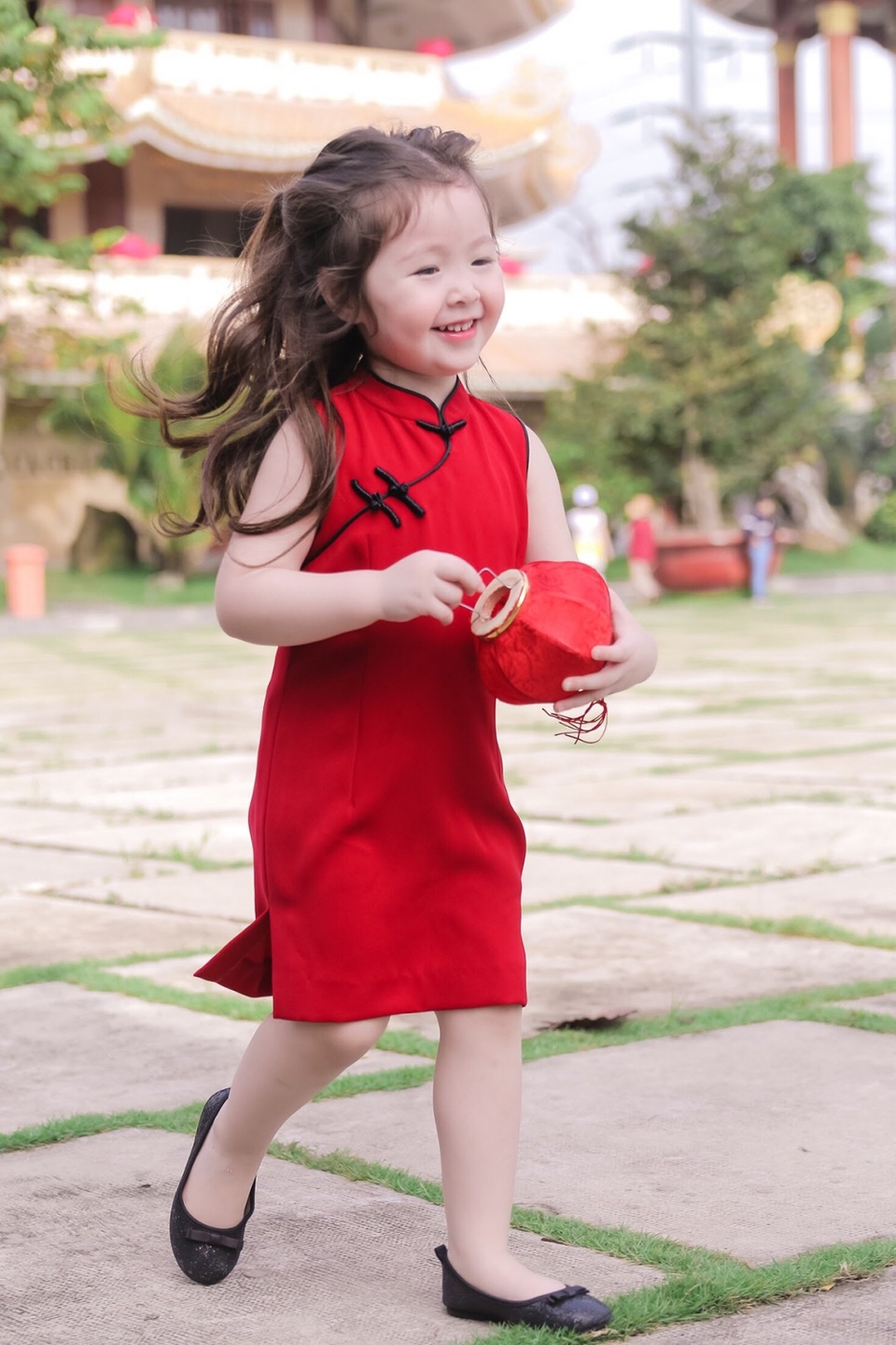 Đôi "thiên thần nhí" đáng yêu trong bộ ảnh Trung thu - 2 Vẻ đáng yêu của Cadie Mộc Trà.