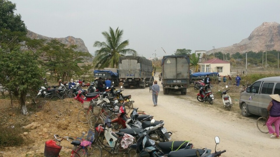 Vụ công ty xi măng cấm đường: Mở barie nhưng lại đổ đá hộc - 3
Hàng trăm phương tiện vẫn để la liệt phía ngoài hàng rào đá