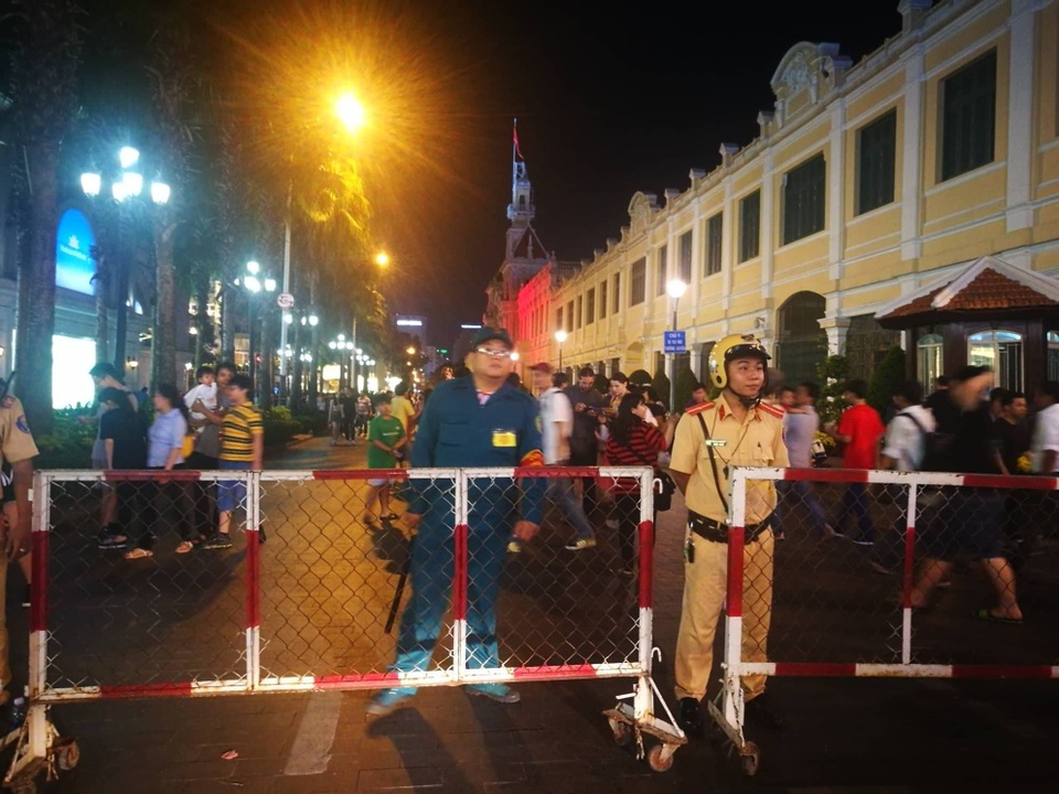 Dòng người đổ về trung tâm đón chào năm mới 2018 - 18
Tại TPHCM, ngay từ chập chiều, đã thực hiện cấm tất cả phương tiện giao thông di chuyển vào phố đi bộ và những khu trung tâm, nơi sẽ diễn ra các chương trình ca nhạc, trình diễn Ánh sáng nghê thuật và Bắn pháo hoa...