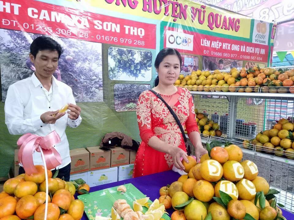 Hàng ngàn người đổ xô về Lễ hội Cam - 3 Cam và mật mía Sơn Thọ (huyện Vũ Quang) được nhiều người biết đến và lựa chọn