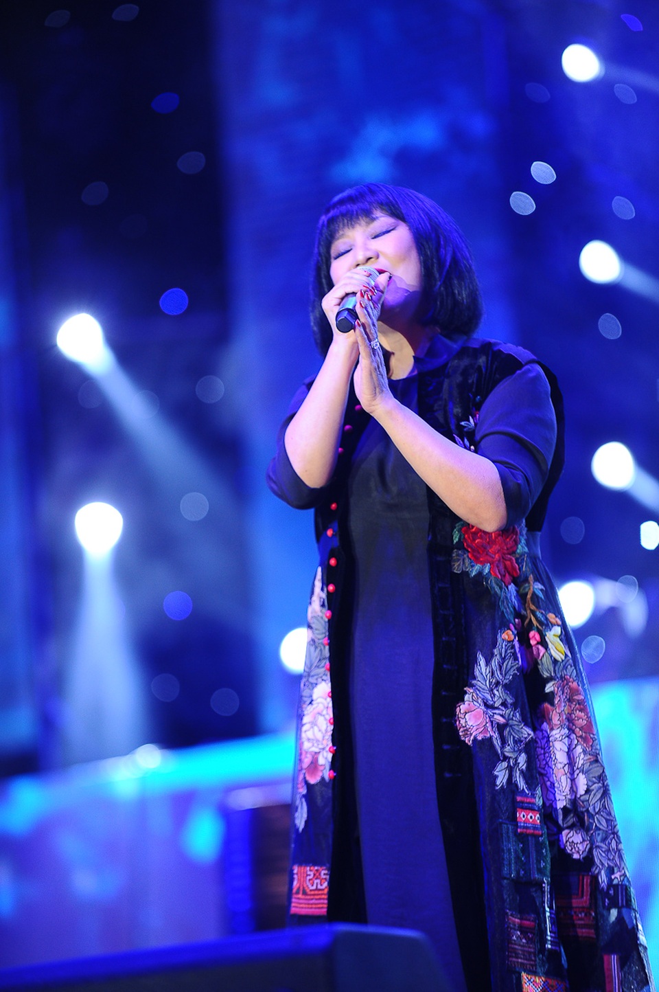 Ca sĩ Cẩm Vân cảm thấy rất vui khi đêm nhạc đã thu hút đông đảo sự quan tâm của khán giả tại đây. “Cũng lâu lắm tôi mới được trở lại Đà Lạt để biểu diễn cho khán giả tại đây nên tôi thấy vui và rất xúc động”, nữ ca sĩ chia sẻ.