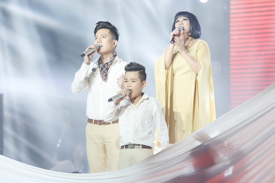Chung kết The Voice: Nhạc Trịnh khiến hàng triệu trái tim thổn thức - 1 Nữ ca sĩ Cẩm Vân, bé Nhật Minh - Quán quân The Voice Kids 2015 bất ngờ song ca cùng Anh Tú.