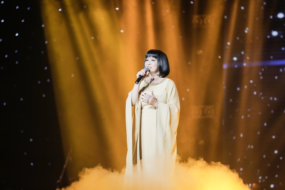 Chung kết The Voice: Nhạc Trịnh khiến hàng triệu trái tim thổn thức - 2 Giọng ca đi cùng năm tháng của ca sĩ Cẩm Vân.