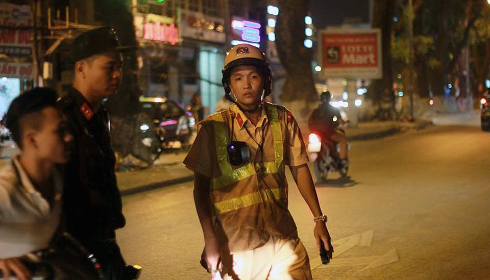 Camera giám sát đeo trước ngực được trang bị cho các tổ công tác 141 trước đó.