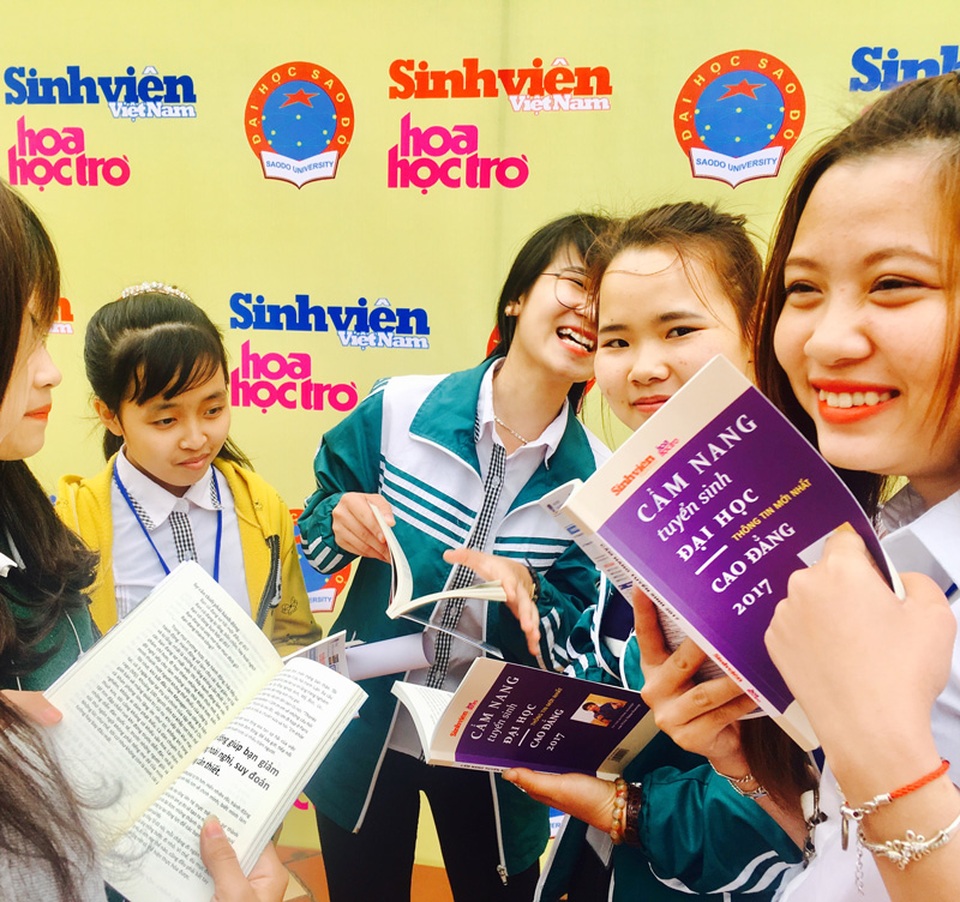 “Cẩm nang tuyển sinh ĐH, CĐ 2017” chính thức được phát hành - 2
“Cẩm nang tuyển sinh ĐH-CĐ 2017” được học sinh Hải Dương, Bắc Giang, Bắc Ninh và Quảng Ninh đón nhận trong chương trình “Một ngày làm sinh viên” tại trường Đại học Sao Đỏ, Chí Linh, Hải Dương, ngày 26/3/2017.