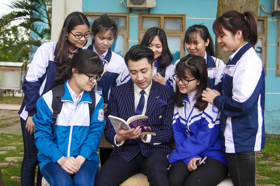 “Cẩm nang tuyển sinh ĐH, CĐ 2017” chính thức được phát hành - 3
Thạc sĩ Hoàng Anh Duy (Đại học Ngoại thương Hà Nội) giới thiệu “Cẩm nang tuyển sinh ĐH-CĐ 2017” với học sinh Hải Dương.