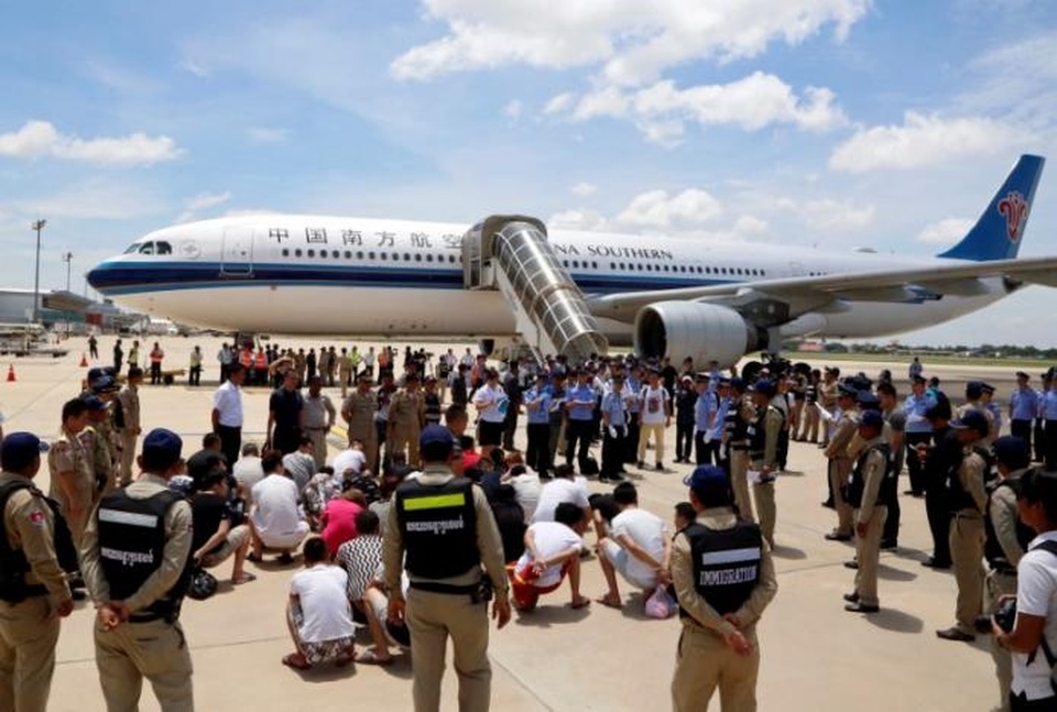 Campuchia trục xuất 74 công dân Trung Quốc - 1 Các nghi phạm Trung Quốc bị Campuchia trục xuất trước khi lên máy bay về nước (Ảnh: Reuters)