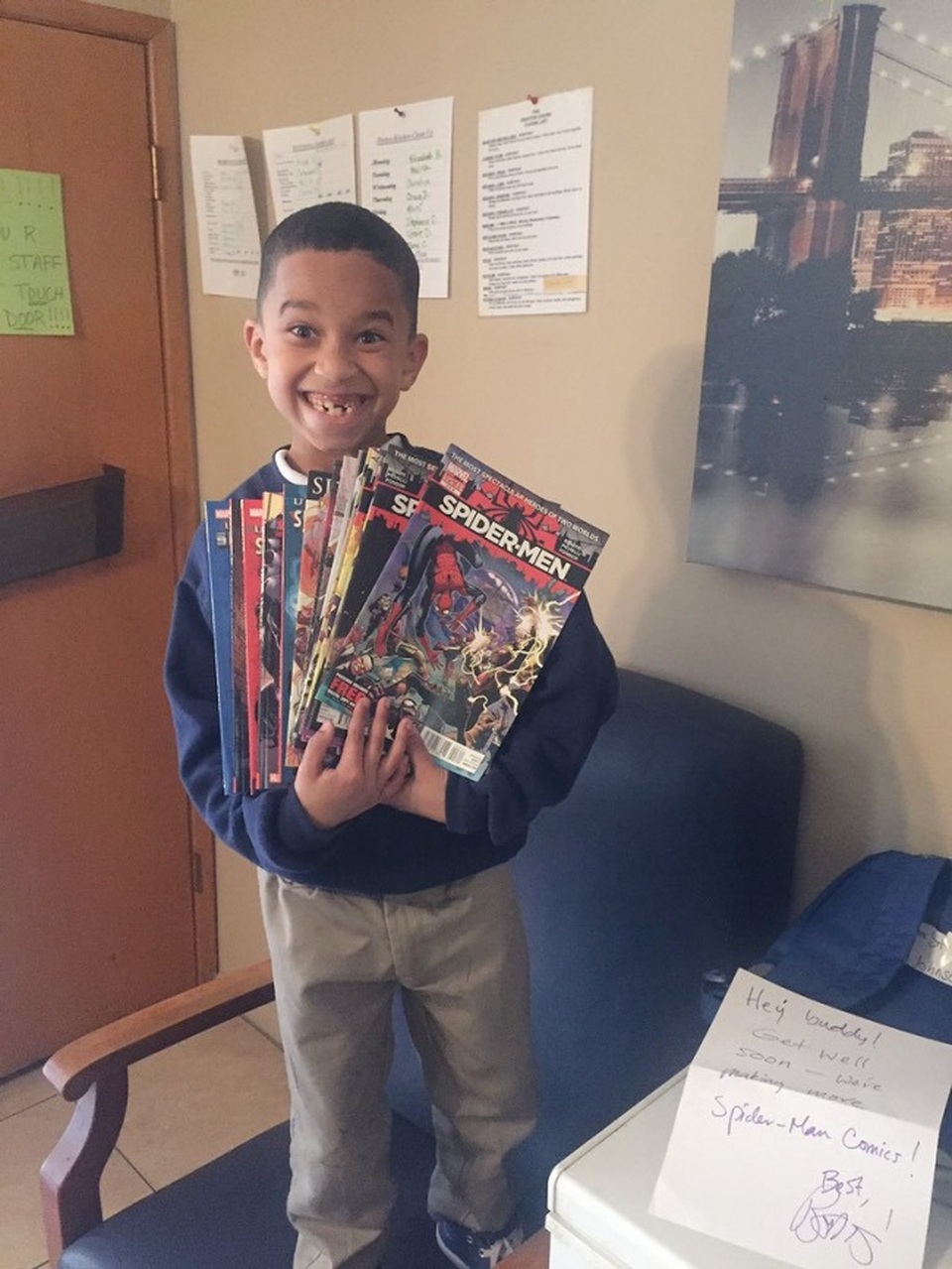 Khoảnh khắc thăng hoa khi ước mơ trở thành sự thật - 4 Cậu bé trong ảnh là một fan bự của bộ truyện tranh Người nhện. Sau khi bị tai nạn xe hơi và phải nằm viện một thời gian, Brian Michael Bendis - tác giả bộ truyện đã tặng cậu một món quà bất ngờ. Và như chúng ta có thể thấy, đây có lẽ là liều thuốc tốt nhất với cậu bé lúc này.