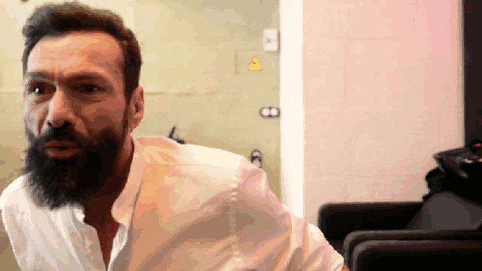 Khoảnh khắc thăng hoa khi ước mơ trở thành sự thật - 5 Jose Antonio là một người đàn ông vô gia cư đã sống trên đường phố suốt 25 năm. Điều kỳ diệu xảy ra khi một salon tóc địa phương, trong một chiến dịch từ thiện đã giúp Jose “lột xác” hoàn toàn. Cảnh quay này ghi lại cảm xúc của Jose khi lần đầu tiên nhìn thấy dáng vẻ bảnh trai của mình trong gương. Đáng mừng hơn, sau khi câu chuyện của Jose Antonio trở nên nổi tiếng trên mạng xã hội, anh thậm chí đã tìm được việc làm.