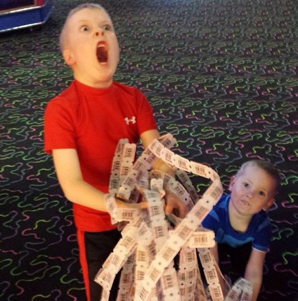 Khoảnh khắc thăng hoa khi ước mơ trở thành sự thật - 7 Cảm xúc thăng hoa của cậu bé trúng giải đặc biệt tại trung tâm trò chơi.