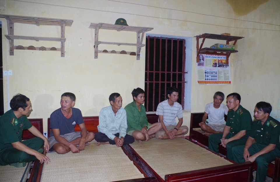 5 công nhân kiệt sức sau 10 giờ dạt trôi lênh đênh trên biển - 1
Những công nhân trôi dạt nhiều giờ trên biển đã được tìm thấy trong tình trạng kiệt sức, đói lả.