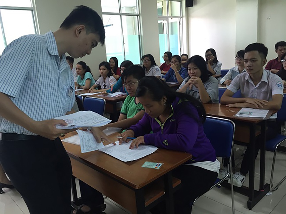 Thi THPT quốc gia 2017 tại TPHCM: Cán bộ coi thi đi xa, thí sinh đi gần - 1 Cán bộ coi thi THPT quốc gia năm 2016 tại TPHCM