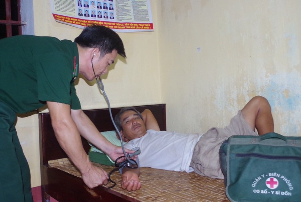 5 công nhân kiệt sức sau 10 giờ dạt trôi lênh đênh trên biển - 2 Lực lượng quân y Biên phòng thăm khám sức khỏe của những người gặp nạn