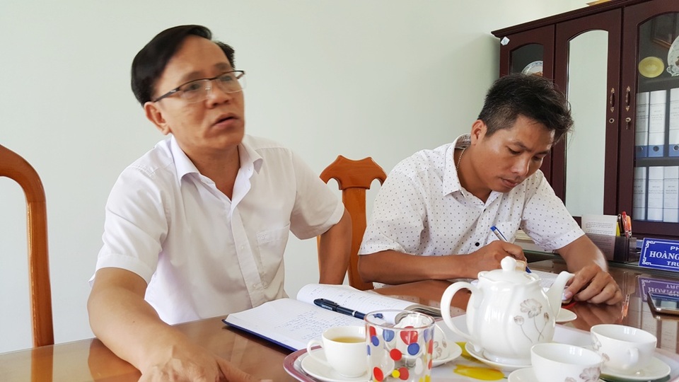 
Ông Duyệt (trái) thông tin với báo chí về lý do cán bộ xã Dương Hòa đi nghỉ mát vào ngày làm việc giữa tuần.
