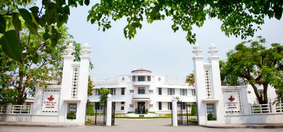 Cận cảnh khách sạn nổi tiếng tại Huế nơi Nhật hoàng và Hoàng hậu ở - 1 Khách sạn La-Residence thơ mộng tại TP Huế
