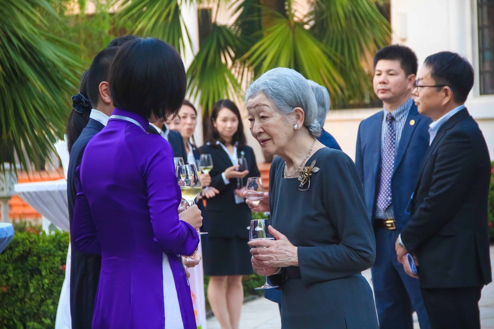 Cận cảnh khách sạn nổi tiếng tại Huế nơi Nhật hoàng và Hoàng hậu ở - 13 Hoàng hậu gặp gỡ và trò chuyện cùng các tình nguyện viên JICA ở sân vườn khách sạn