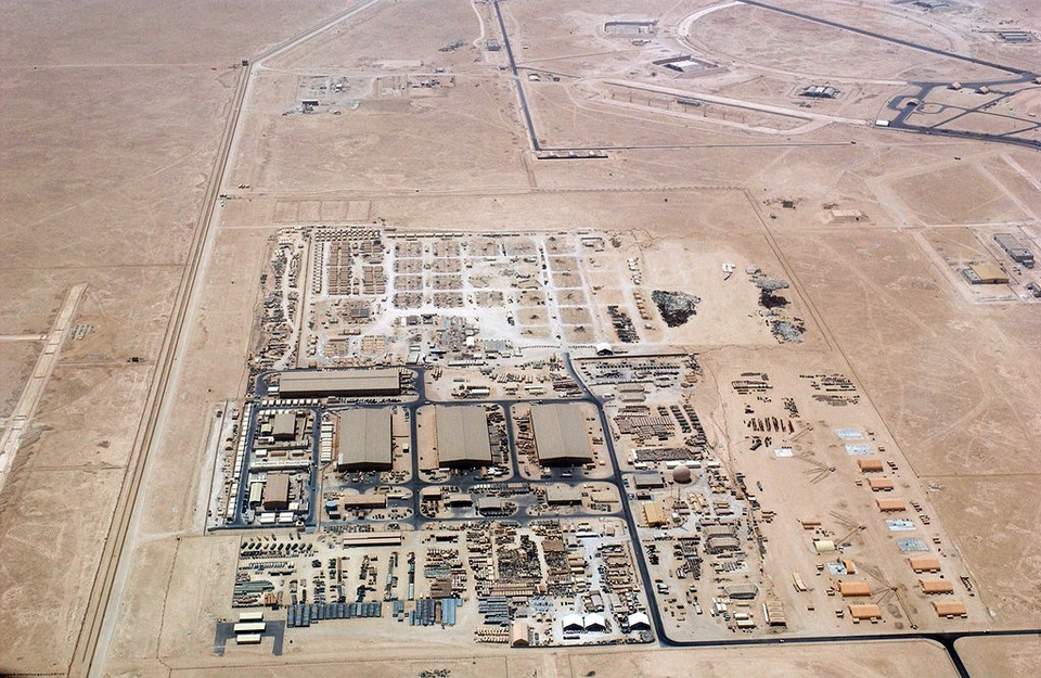 Căn cứ quân sự "khủng" của Mỹ ở Qatar - 2
Căn cứ không quân Al Udeid nằm cách thủ đô Doha của Qatar khoảng 32 km về phía Tây Nam và hiện có 11.000 quân nhân Mỹ đồn trú tại đây. Căn cứ có một trong những đường băng dài nhất Vịnh Ba Tư, lên tới 3.8 km, và có sức chứa khoảng 120 máy bay. (Ảnh: Wikipedia)