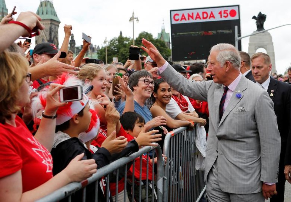 Thái tử Charles chào người dân Canada ở bên ngoài Trung tâm Nghệ thuật Quốc gia tại Ottawa.