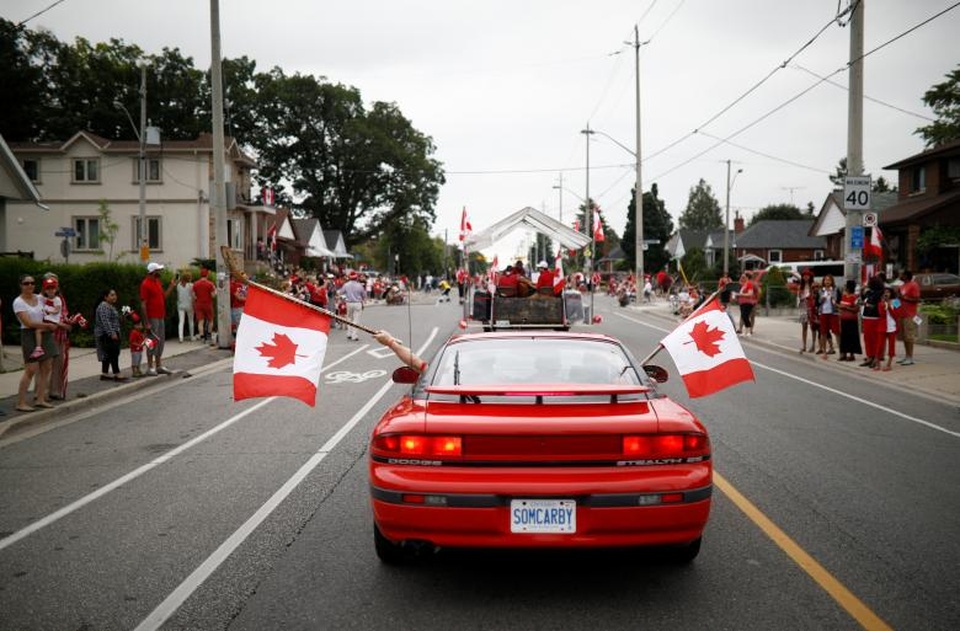 Người dân vẫy cờ Canada trên khắp các tuyến phố ở Toronto nhân ngày Quốc khánh.