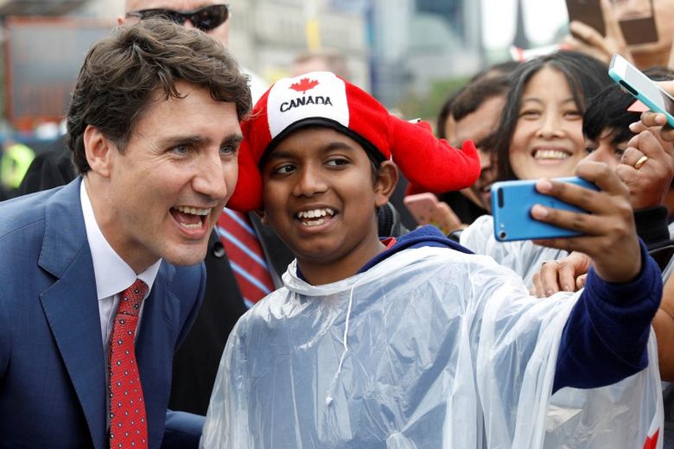 Thủ tướng Trudeau chụp ảnh cùng người dân ở bên ngoài tòa nhà Quốc hội tại Ottawa.