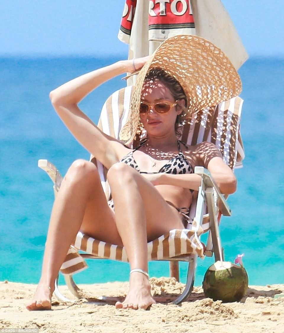 "Thiên thần nội y" đẹp không tì vết dù đang mang bầu lần hai - 10
Siêu mẫu Candice Swanepoel cho biết, cô là người thích có nhiều con. Cô và bạn trai đã gắn bó với nhau từ khi Candice Swanepoel mới 17 tuổi và chưa hề nổi tiếng. Hiện họ đã đính hôn và có một con trai chung dù chưa làm đám cưới.
