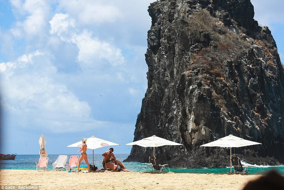 "Thiên thần nội y" đẹp không tì vết dù đang mang bầu lần hai - 18
Candice đi nghỉ dưỡng cùng bạn trai Hermann Nicoli và một vài người bạn. Cậu con trai 1 tuổi của cô không có mặt trong chuyến đi này.