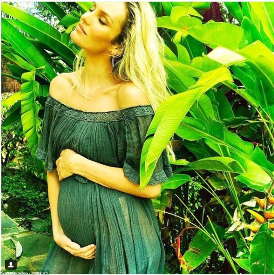 "Thiên thần nội y" đẹp không tì vết dù đang mang bầu lần hai - 2
Cách đây không lâu, Candice Swanepoel hạnh phúc thông báo với người hâm mộ về việc cô mang bầu lần hai. Người đẹp Nam Phi đã có một cậu con trai hiện gần 1 tuổi.