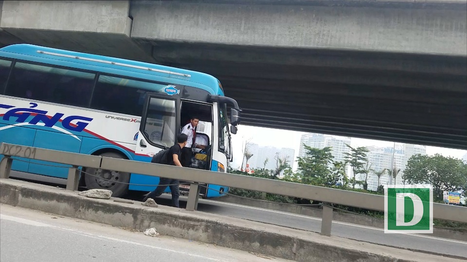 
Bằng nhiều chiêu trò, những nhà xe này vẫn qua mặt lực lượng chức năng để bắt khách.
