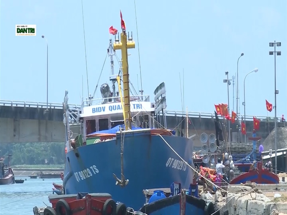Cửa biển bị bồi lấp nghiêm trọng, ngư dân kêu trời! - 2
Một số tàu công suất lớn ra vào cảng này rất khó khăn, thường xuyên bị mắc cạn.