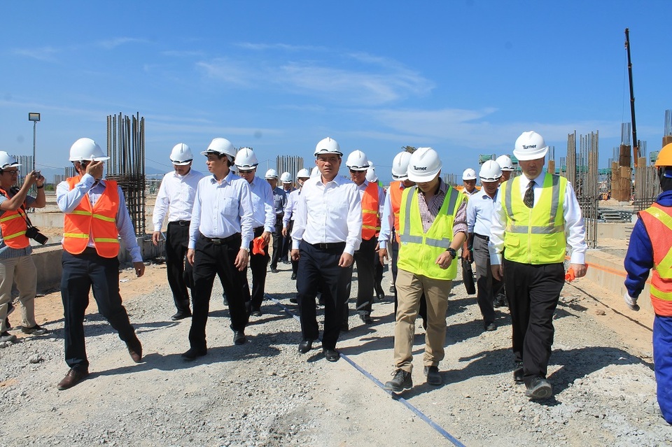 Bộ trưởng GTVT thị sát dự án đường băng số 2 ở Cam Ranh - 1 Bộ trưởng GTVT Trương Quang Nghĩa cùng với lãnh đạo tỉnh Khánh Hòa thị sát dự án Nhà ga hành khách quốc tế Cam Ranh và dự án đường băng 2 - Cảng Hàng không Quốc tế Cam Ranh