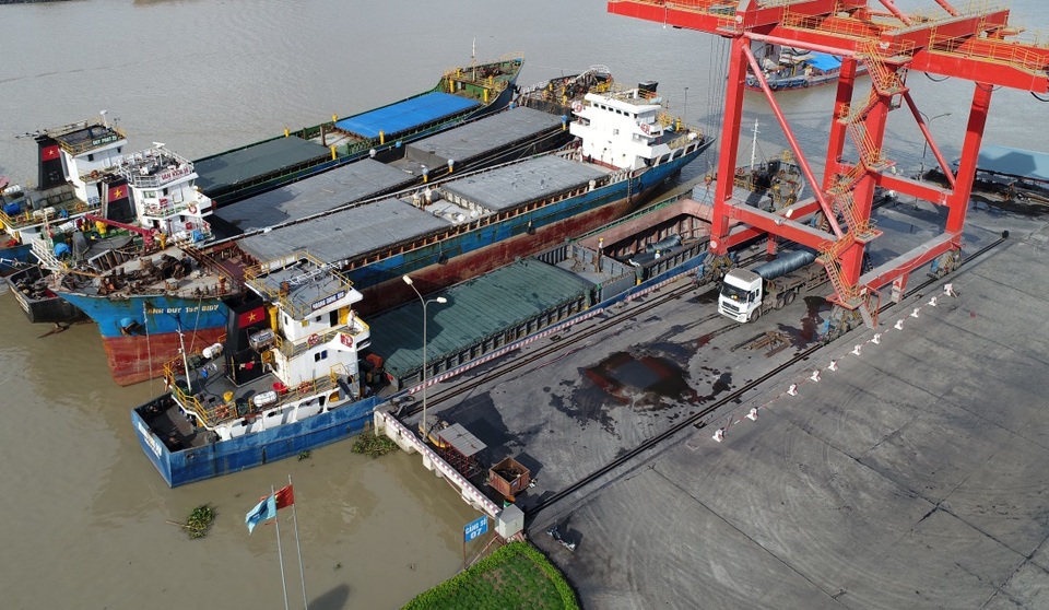 Xuất khẩu thép xây dựng Hòa Phát tăng hơn 9 lần so với cùng kỳ - 1
Cảng sông cạnh Nhà máy thép Hòa Phát giúp việc xuất khẩu thép của Tập đoàn Hòa Phát đi thuận lợi